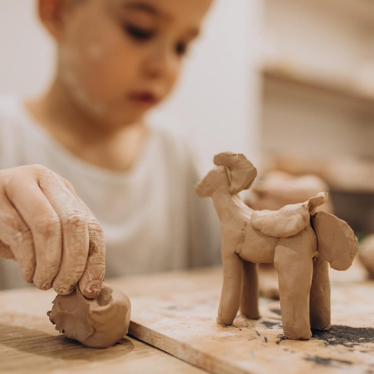 L'atelier céramique et design propose des cours de poterie pour les enfants et les adultes.